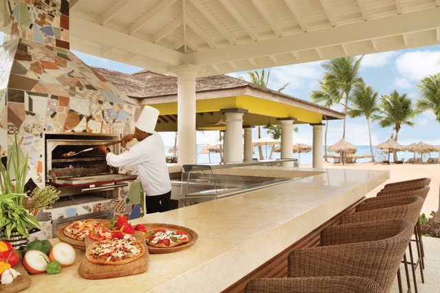 Hyatt-Zilara-Rose-Hall-Islandz-Pizza-Bar2