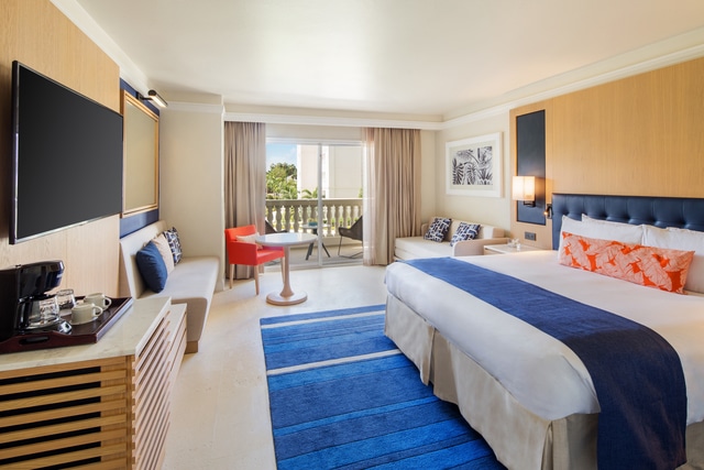 Hyatt-Zilara-Rose-Hall-King-Bed.jpg